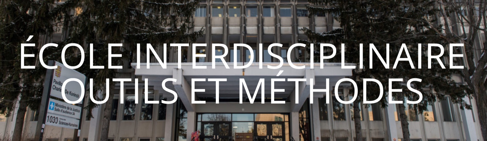 Bannière de l'École interdisciplinaire outils et méthodes devant le pavillon Charles-De Koninck